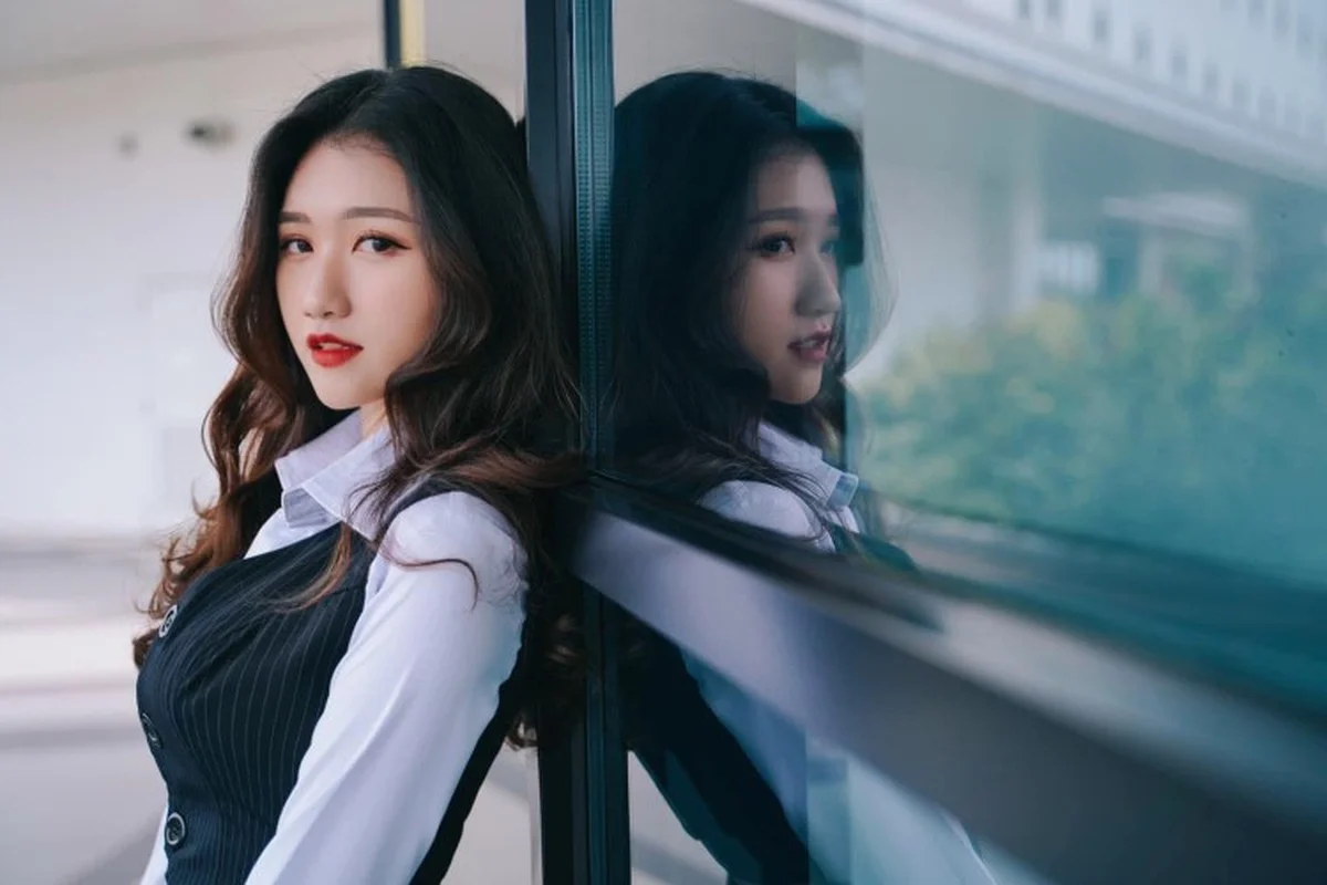 Captivating Elegance: MC Linh Nang Stuns Fans with Latest Glamorous Photo Series