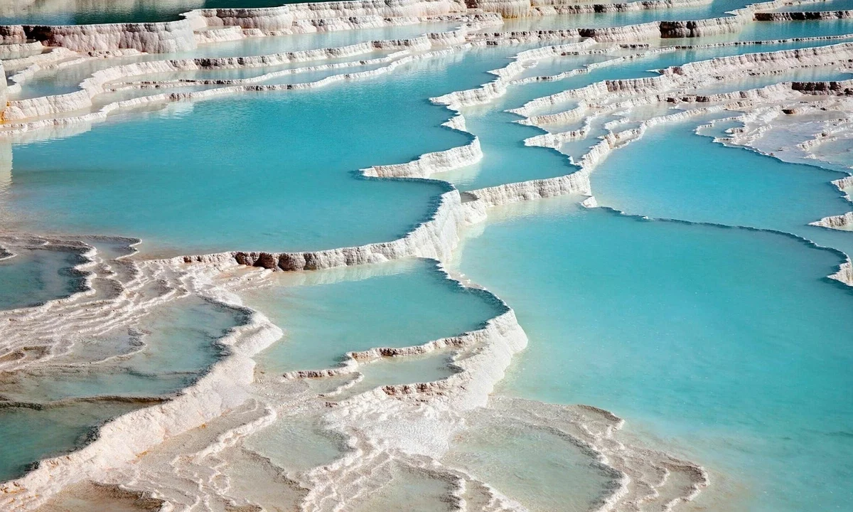 Expectation vs. Reality: 9 Famous Tourist Spots That Might Disappoint In Person