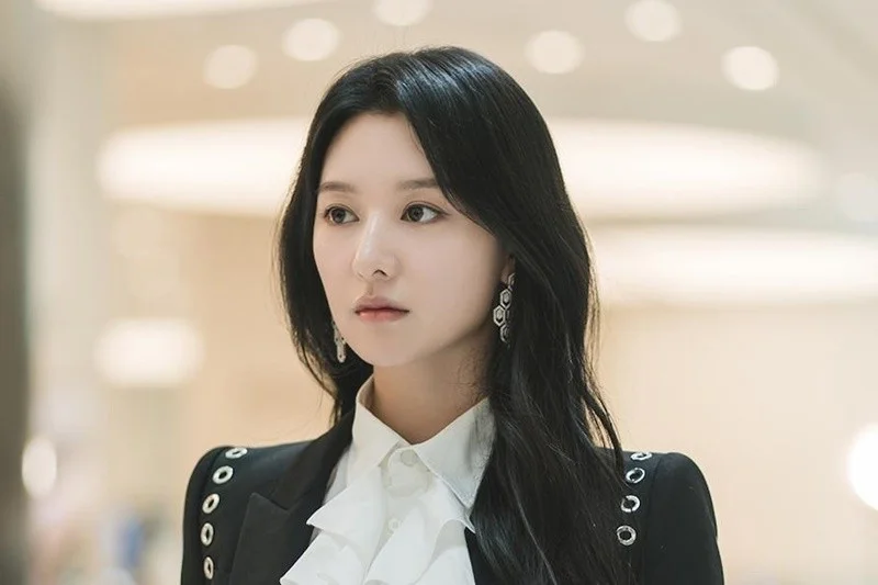 Luxury Fashion in Queen Of Tears: Kim Ji Won’s High-End Designer Wardrobe