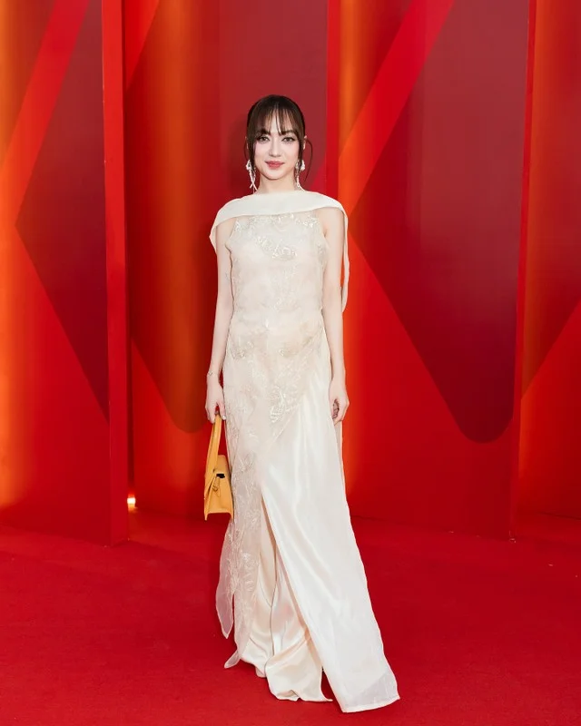 Celebrity Fashion Spotlight: Thuy Anh's Bustier Glamour and Ho Ngoc Ha's Radiant Red Style