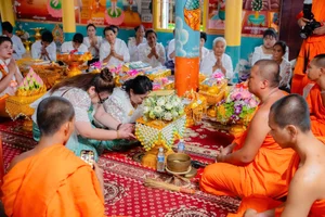 The Sacred Robe Offering Ceremony of the Khmer People in Tra Vinh - image 1