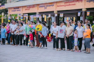 The Sacred Robe Offering Ceremony of the Khmer People in Tra Vinh - image 7