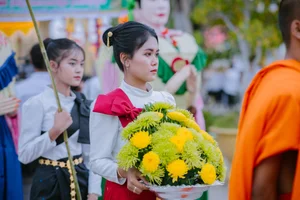 The Sacred Robe Offering Ceremony of the Khmer People in Tra Vinh - image 0