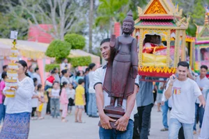 The Sacred Robe Offering Ceremony of the Khmer People in Tra Vinh - image 5