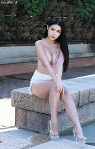 Summer Style: Taiwanese Model ViVi (莊舒潔) in Hot Pink and White Fashion - image 21
