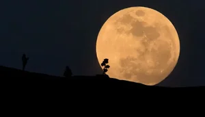 The Rare Super Blue Moon Captivates Skywatchers Across the Globe - image 1