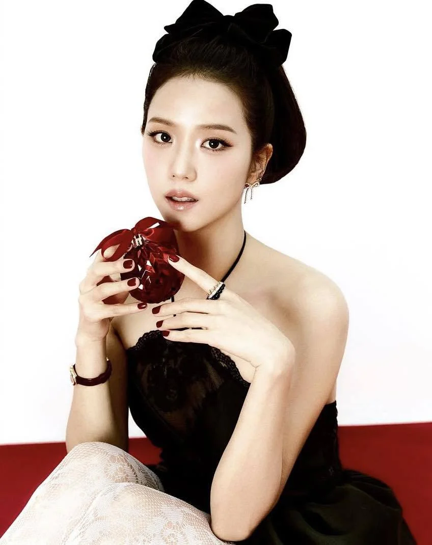 Jisoo of BlackPink Shines as a Sophisticated Fashion Icon for Christmas 2024