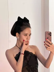 Jisoo of BlackPink Shines as a Sophisticated Fashion Icon for Christmas 2024 - image 1