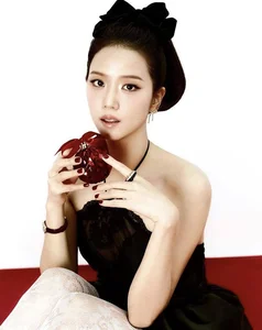 Jisoo of BlackPink Shines as a Sophisticated Fashion Icon for Christmas 2024 - image 8