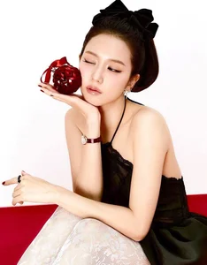Jisoo of BlackPink Shines as a Sophisticated Fashion Icon for Christmas 2024 - image 4