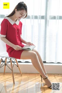 Zi Zi Sweet Buckle Sandals: IESS Chinese Model Fashion Showcase - image 6