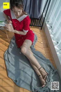 Zi Zi Sweet Buckle Sandals: IESS Chinese Model Fashion Showcase - image 3