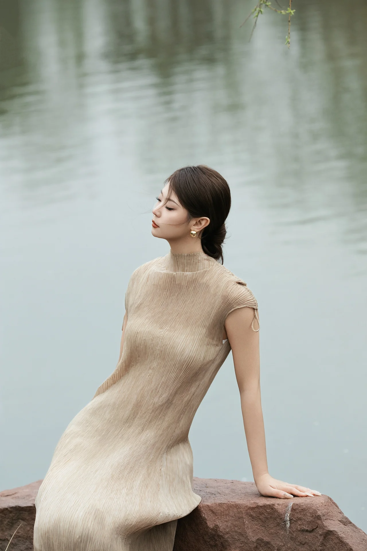 Elegant Chinese Zen Style: A Serene Garden Stroll in Hanfu Fashion