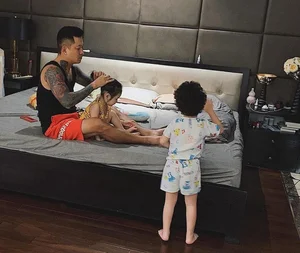 Tuấn Hưng Pauses Career to Support Wife Hương Baby and Care for Their Three Children - image 7