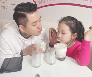 Tuấn Hưng Pauses Career to Support Wife Hương Baby and Care for Their Three Children - image 1