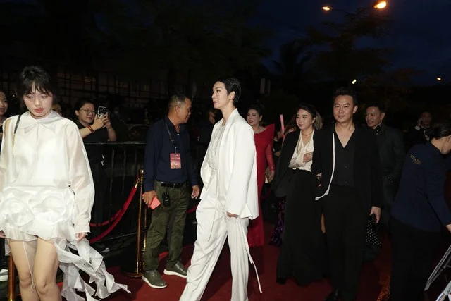 Stunning Red Carpet Moments: Meritorious Artist Kim Tuyến and Quỳnh Kool Shine with Elegant and Sophisticated Fashion Choices