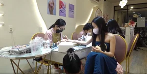 Nhu cầu làm đẹp cận Tết tăng cao: Các tiệm nail, tóc hoạt động hết công suất - image 2