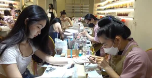 Nhu cầu làm đẹp cận Tết tăng cao: Các tiệm nail, tóc hoạt động hết công suất - image 4