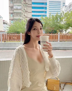Elegant and Bold: Exploring the Latest High-Fashion Trends Among Top Chinese Celebrities and Influencers - image 7