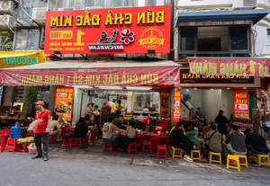 The Mystery of Hanoi’s 'Clone' Streets: Why Dozens of Shops Share the Same Name? - image 4