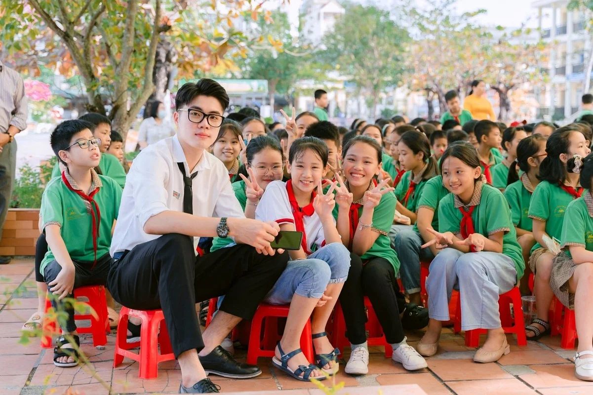 Meet the Viral Teacher from Quang Ninh Whose Model-Like Height is Captivating the Internet