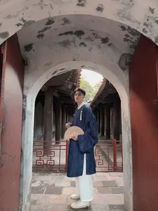 Meet the Viral Teacher from Quang Ninh Whose Model-Like Height is Captivating the Internet - image 1