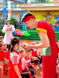 Meet the Viral Teacher from Quang Ninh Whose Model-Like Height is Captivating the Internet - image 2