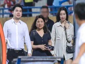 The Elegant and Sophisticated Mother-in-Law of Miss Vietnam Do My Linh: A Glimpse into High-Society Style - image 4