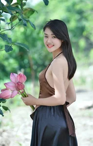 Traditional Vietnamese Yem: Elegant and Artistic Portrait Gallery - image 0