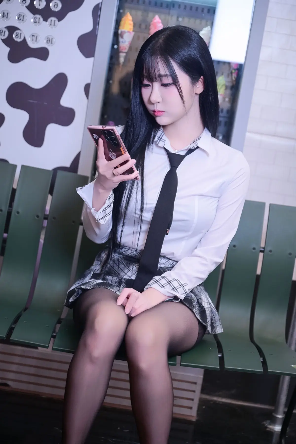 Bomi: Schoolgirl Uniform In The Subway Part01 (52P) – Elegant Beauty In The City