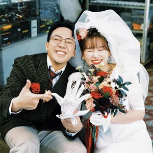Tran Thanh and Hari Won Captivate Fans with Nostalgic Retro Wedding Photoshoot - image 5