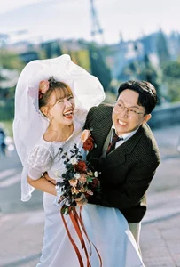 Tran Thanh and Hari Won Captivate Fans with Nostalgic Retro Wedding Photoshoot - image 2