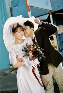 Tran Thanh and Hari Won Captivate Fans with Nostalgic Retro Wedding Photoshoot - image 6