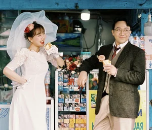 Tran Thanh and Hari Won Captivate Fans with Nostalgic Retro Wedding Photoshoot - image 11