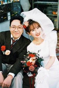 Tran Thanh and Hari Won Captivate Fans with Nostalgic Retro Wedding Photoshoot - image 8