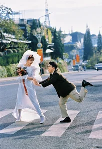 Tran Thanh and Hari Won Captivate Fans with Nostalgic Retro Wedding Photoshoot - image 3