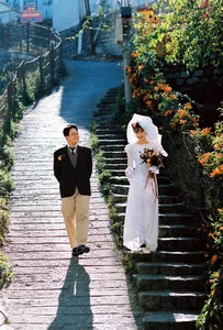 Tran Thanh and Hari Won Captivate Fans with Nostalgic Retro Wedding Photoshoot - image 0