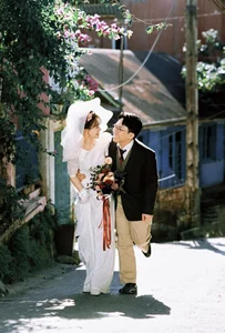 Tran Thanh and Hari Won Captivate Fans with Nostalgic Retro Wedding Photoshoot - image 12