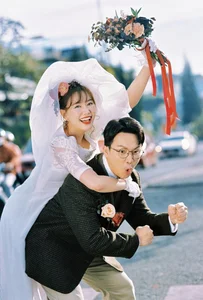 Tran Thanh and Hari Won Captivate Fans with Nostalgic Retro Wedding Photoshoot - image 10