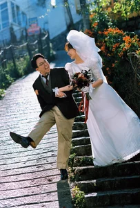Tran Thanh and Hari Won Captivate Fans with Nostalgic Retro Wedding Photoshoot - image 7