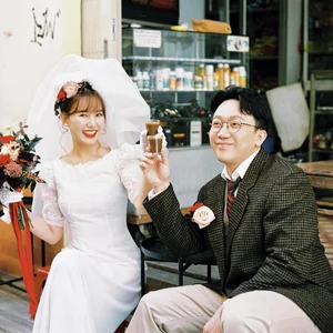 Tran Thanh and Hari Won Captivate Fans with Nostalgic Retro Wedding Photoshoot - image 4