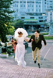 Tran Thanh and Hari Won Captivate Fans with Nostalgic Retro Wedding Photoshoot - image 9