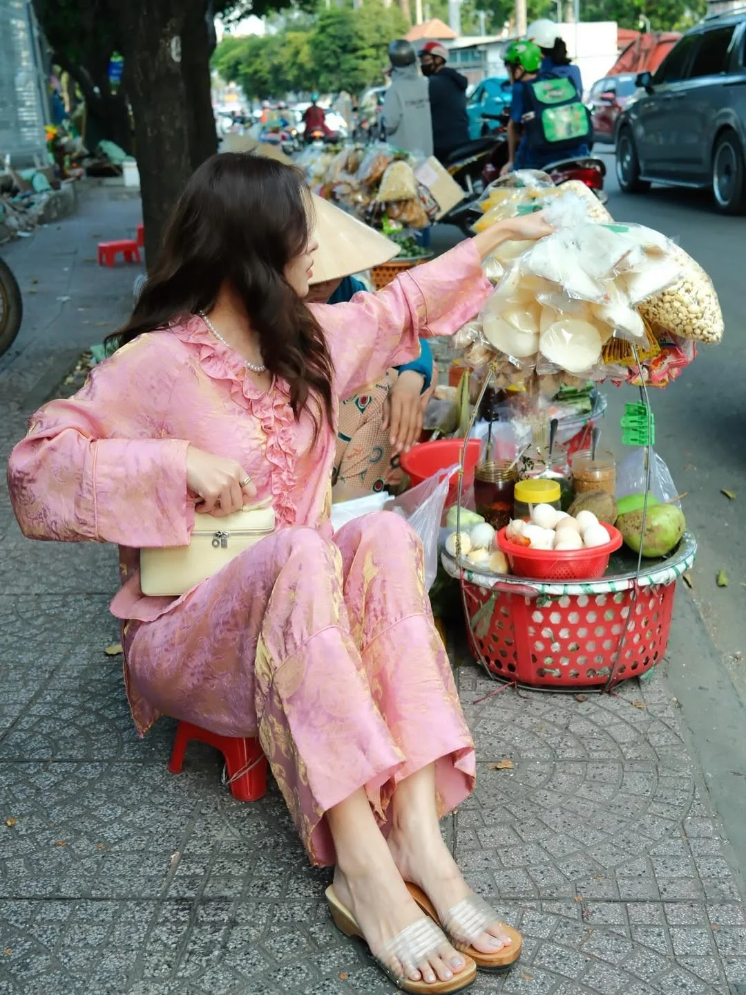 Tú Hảo radiates effortless charm while enjoying authentic local street food