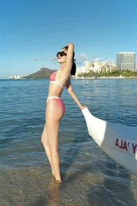 Le Quyen's Romantic Hawaii Getaway: Stunning Bikini Looks and Relationship Highlights - image 6