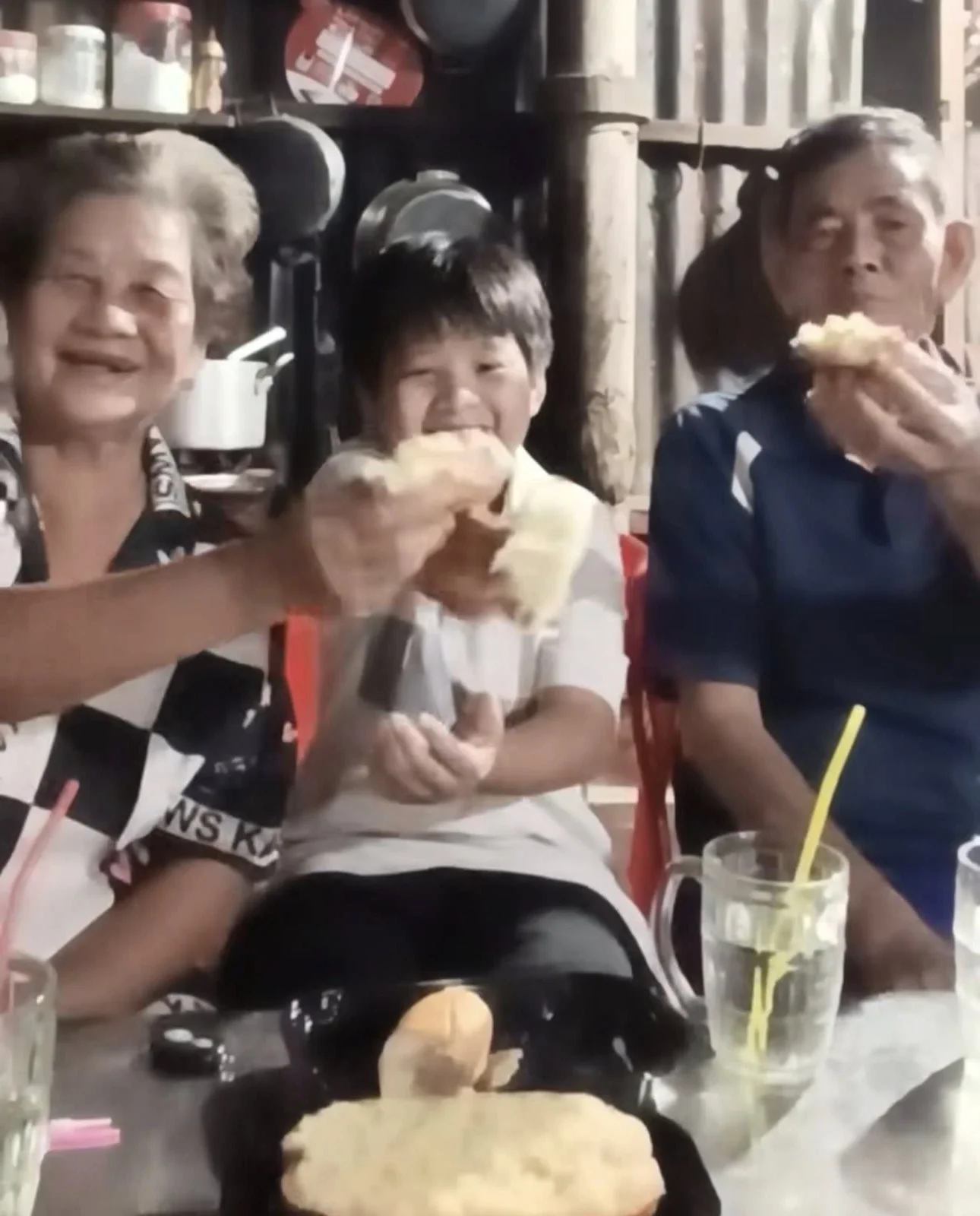 A Heartwarming 10-Year Trend: How One Boy’s Journey with His Grandmother Moved Tang Duy Tan and Duc Phuc
