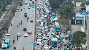 Major Traffic Congestion in Hanoi and HCMC After Tet Holiday Rush - image 6