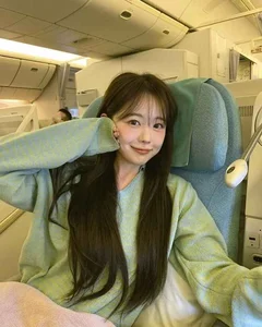Modern Motherhood vs. Social Media Norms: The Debate Over Korean 'Hot Mom' Fashion - image 0