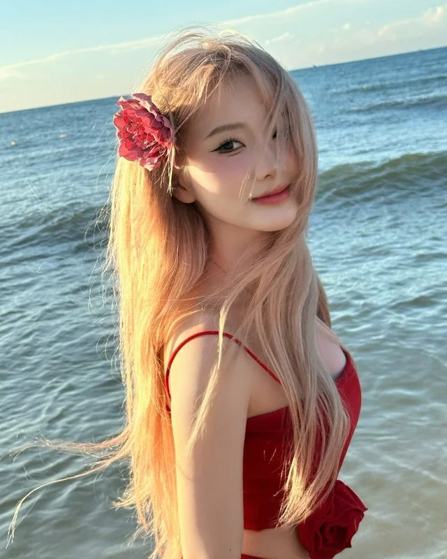 Viral Beauty: The Hot Girl Who Captivated Social Media with a Laptop