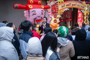 Hanoi Gold Streets Crowded as Locals Buy Gold for Luck on God of Wealth Day - image 11