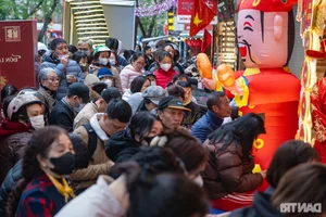 Hanoi Gold Streets Crowded as Locals Buy Gold for Luck on God of Wealth Day - image 2